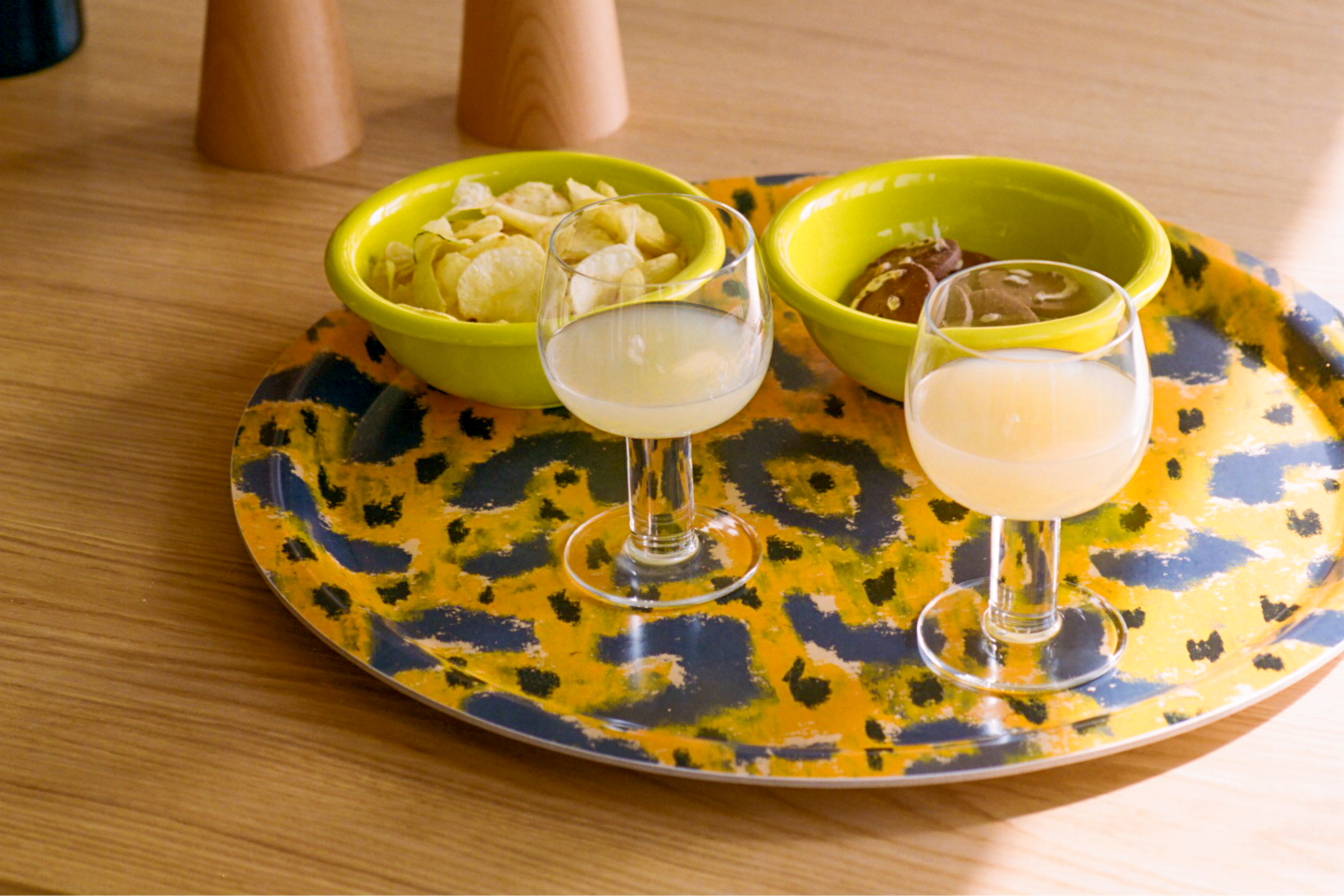A lifestyle image of a dining scene featuring Fars Glas (Set of 2) and Bronto Bowl (Set of 2).
