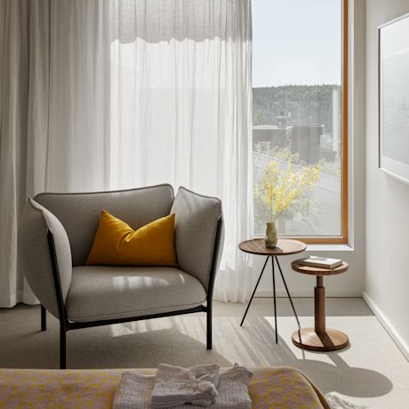 Kumo Single-seater with Armrests, Porcelain (UK)