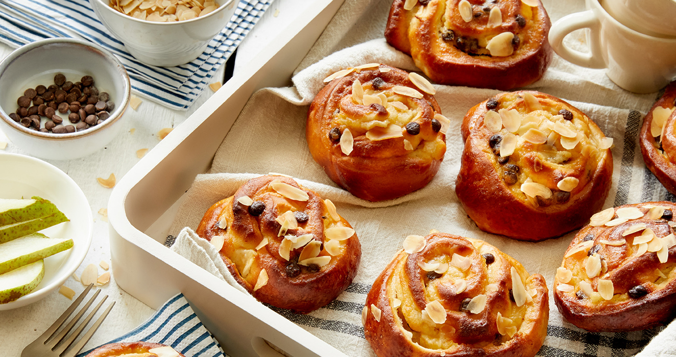 Brioches aux poires, à la frangipane et au chocolat - Aveve