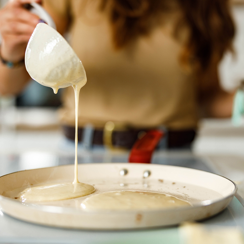 Verser la pâte à crêpes dans une poêle - Aveve