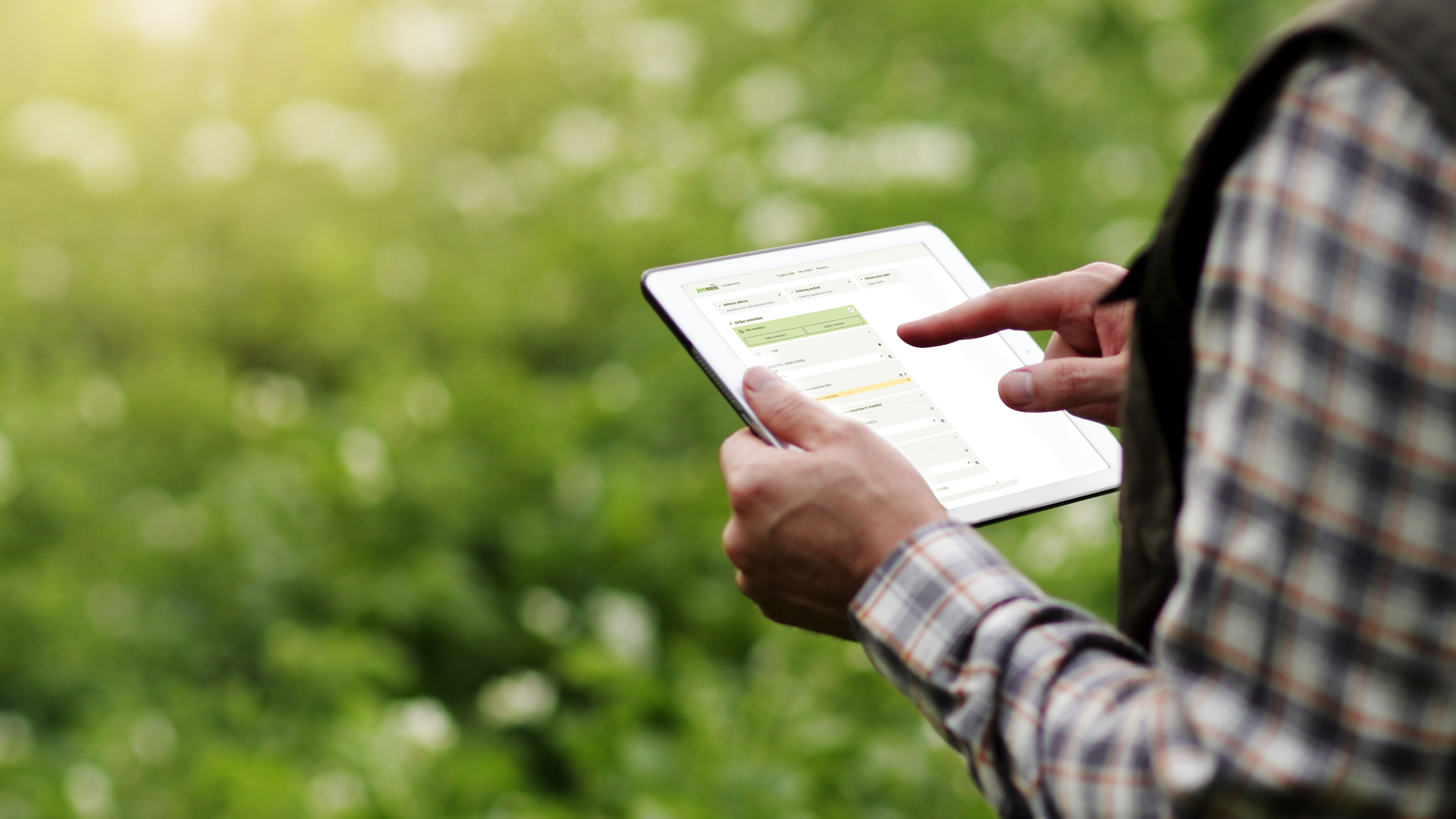 persoon houdt een tablet vast