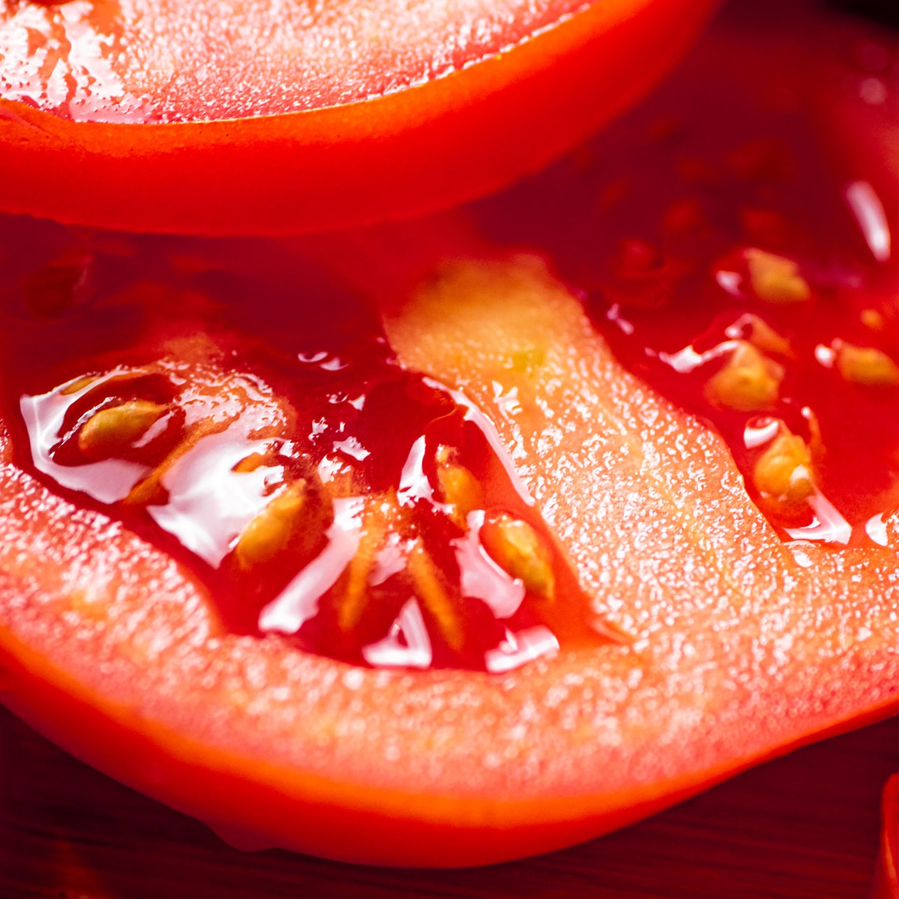 Image d’une tomate coupée avec une vue sur les graines - Aveve