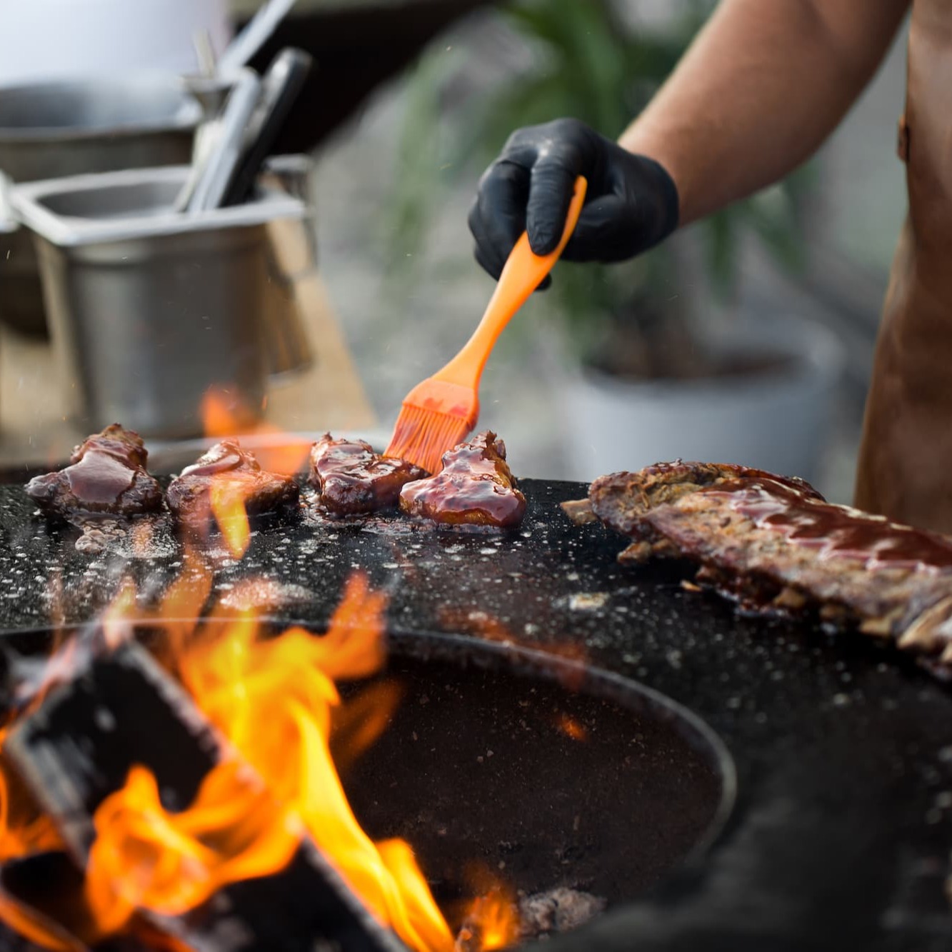 Quels combustibles pour le barbecue ? Charbon de bois, briquettes