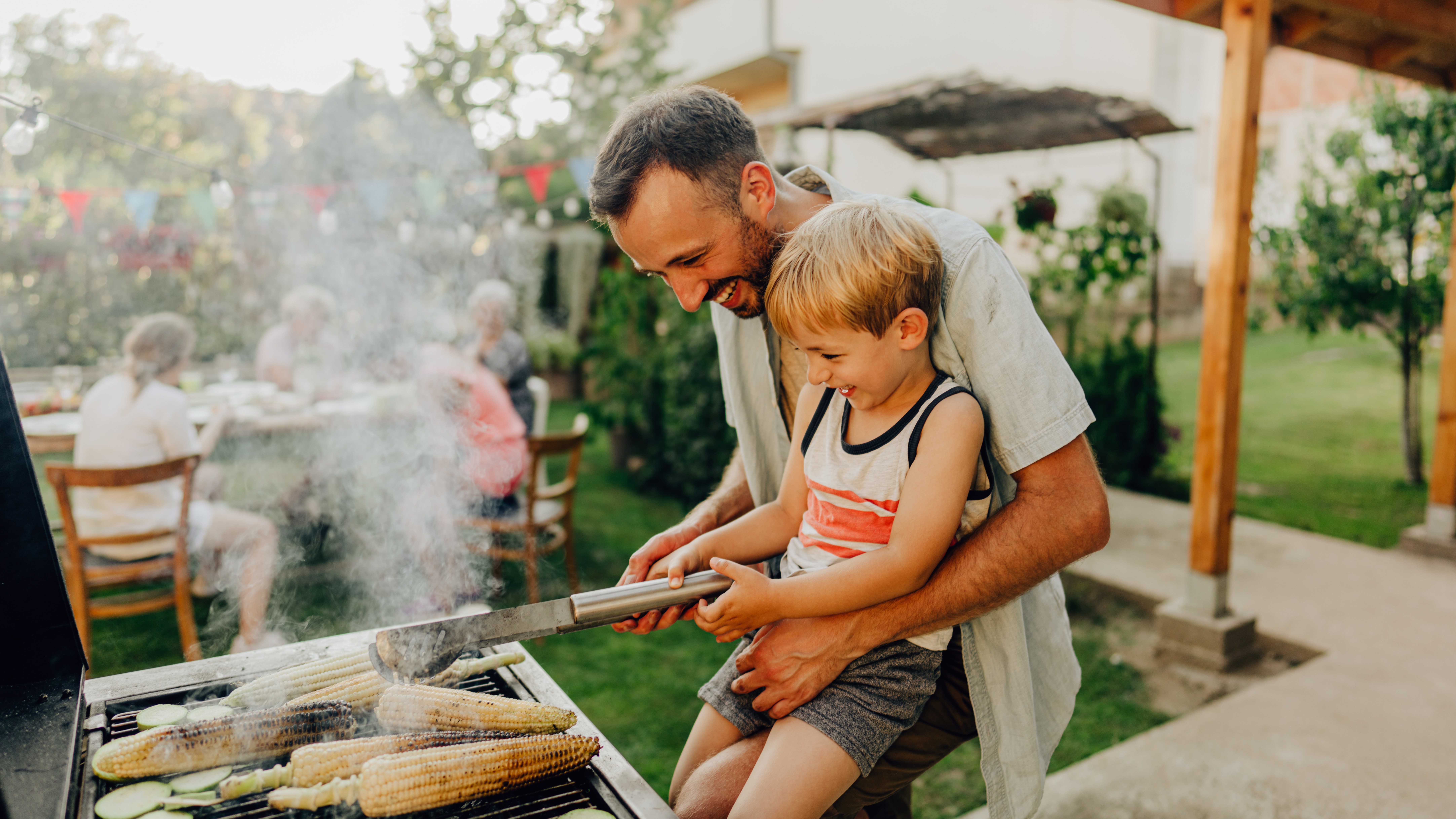 Fête des pères - Père avec enfant au barbecue - Aveve