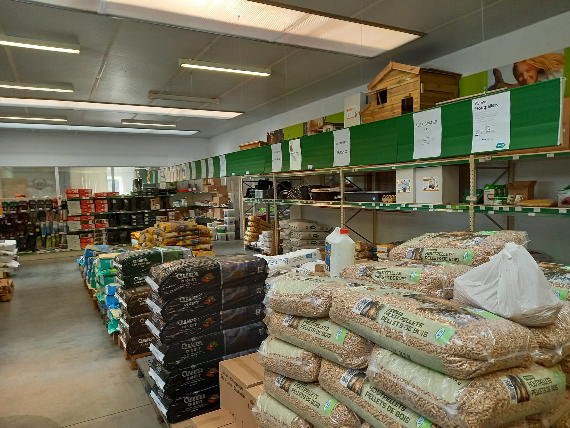 Aveve_magasin_Mannekensvere_interior3