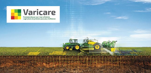 Tracteur John Deere dans un champ au ciel bleu. Le logo Varicare est visible en haut à gauche dans un cadre blanc.