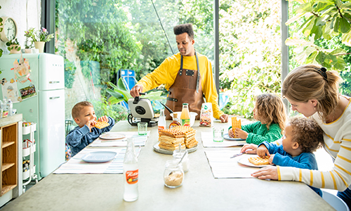 Afbeelding van een gezin dat wafels eet - Aveve