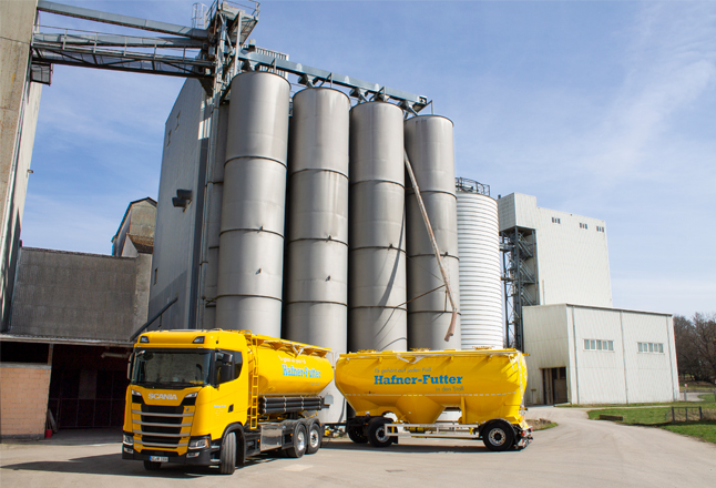 Hafner-Futter-Silozug seitlich vor dem Werk Ichenhausen