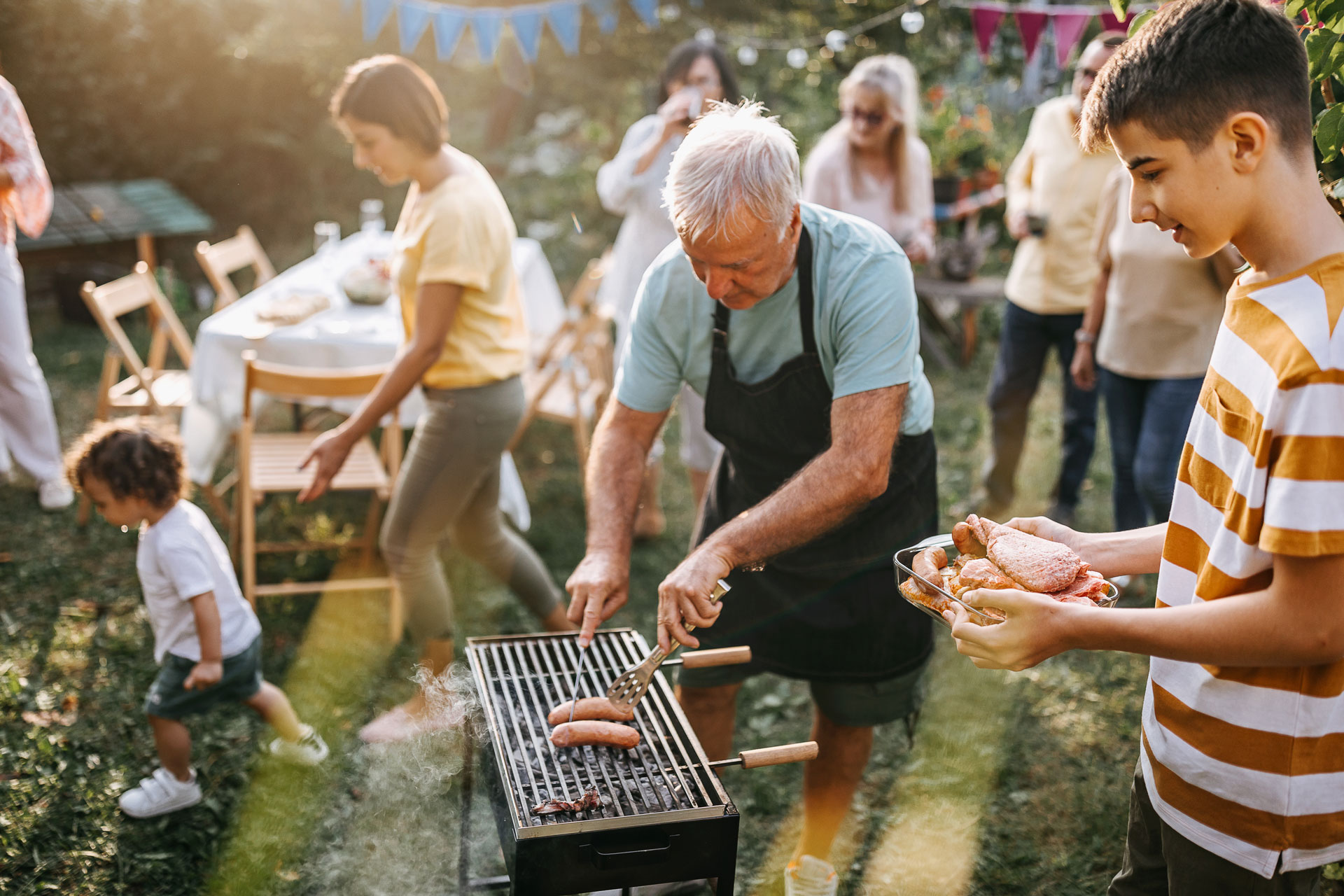 Familie samen aan het barbecueën in de tuin - Aveve 