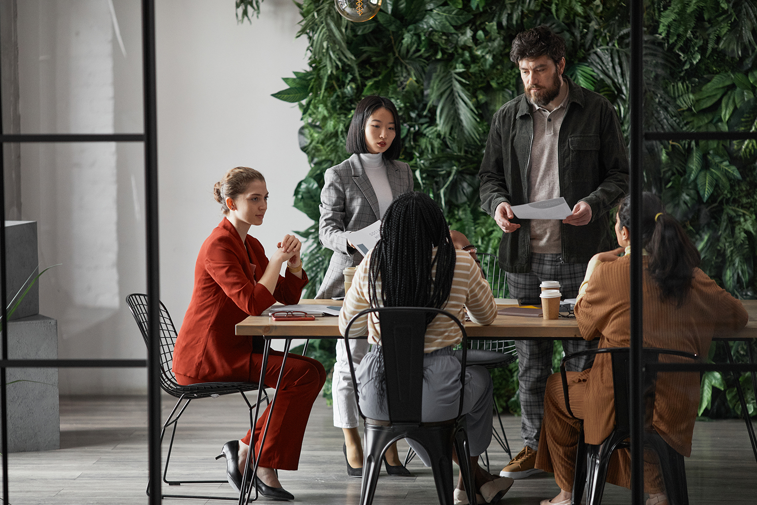 Afbeelding van een kantoor met enkele kamerplanten