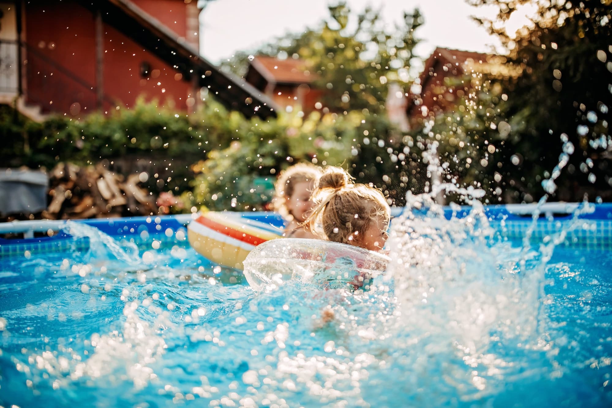 Piscine avec des enfants qui jouent - Aveve