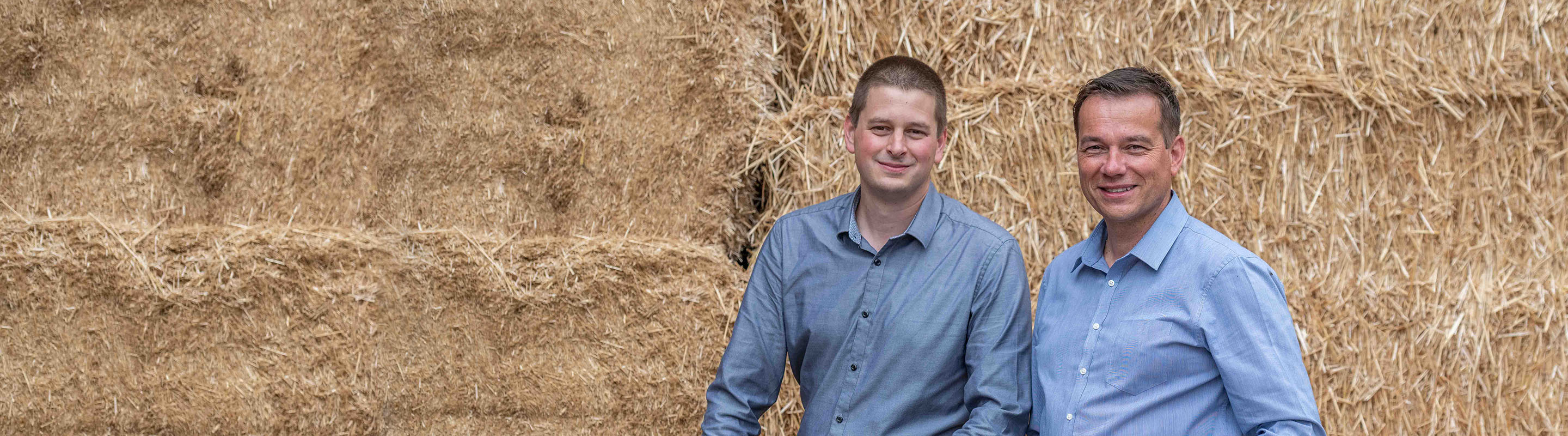 proxani-Vertreter sitzen auf Stroh