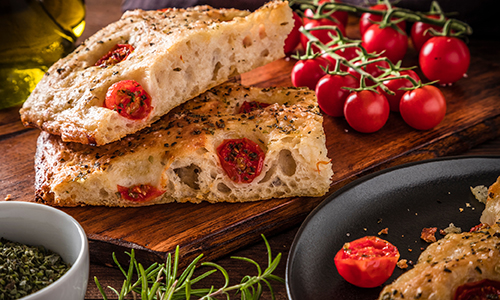 Gesneden focaccia op een mooi dienblad - Aveve