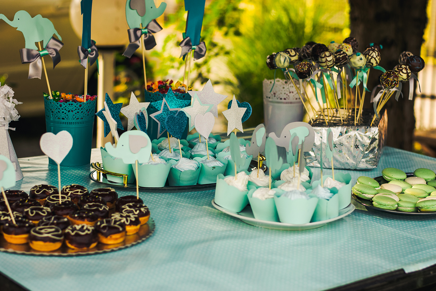 Versierde cocktailprikkers in cupcakes – Aveve