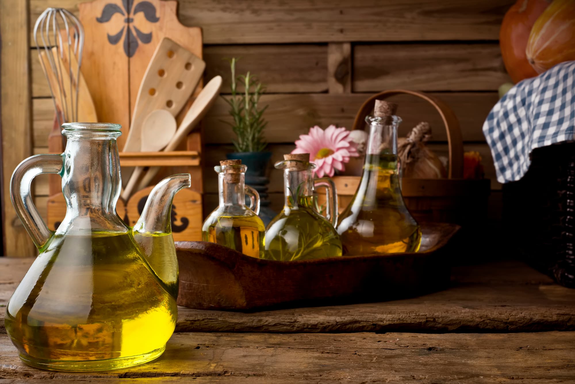 Une bouteille d’huile aux herbes maison dans la cuisine - Aveve