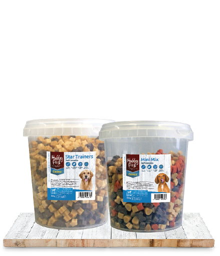 Friandises pour chiens en forme d'étoiles, de cœurs rouges, d'os brun clair et brun foncé.