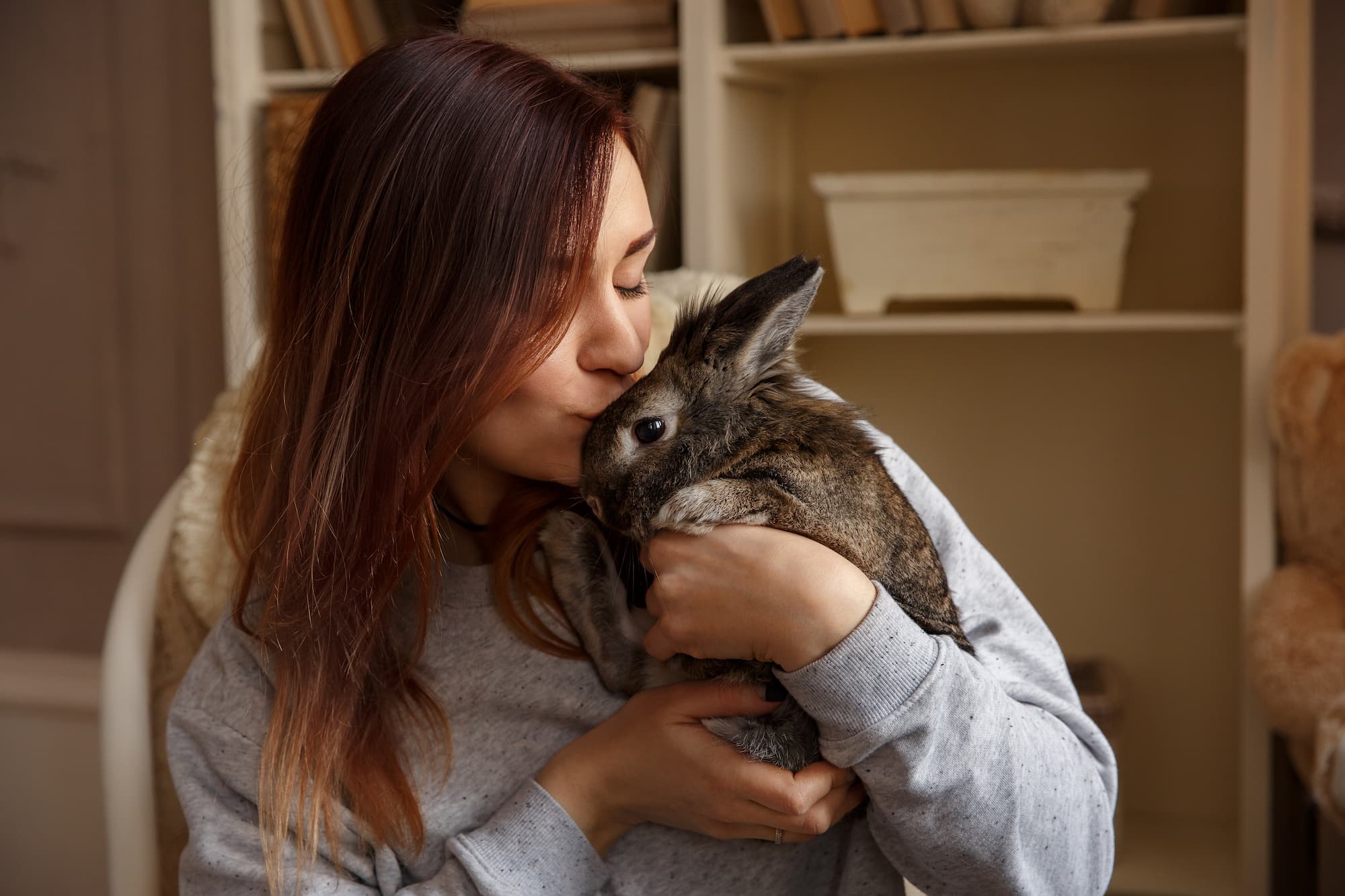 Baasje knuffelt konijn – Aveve