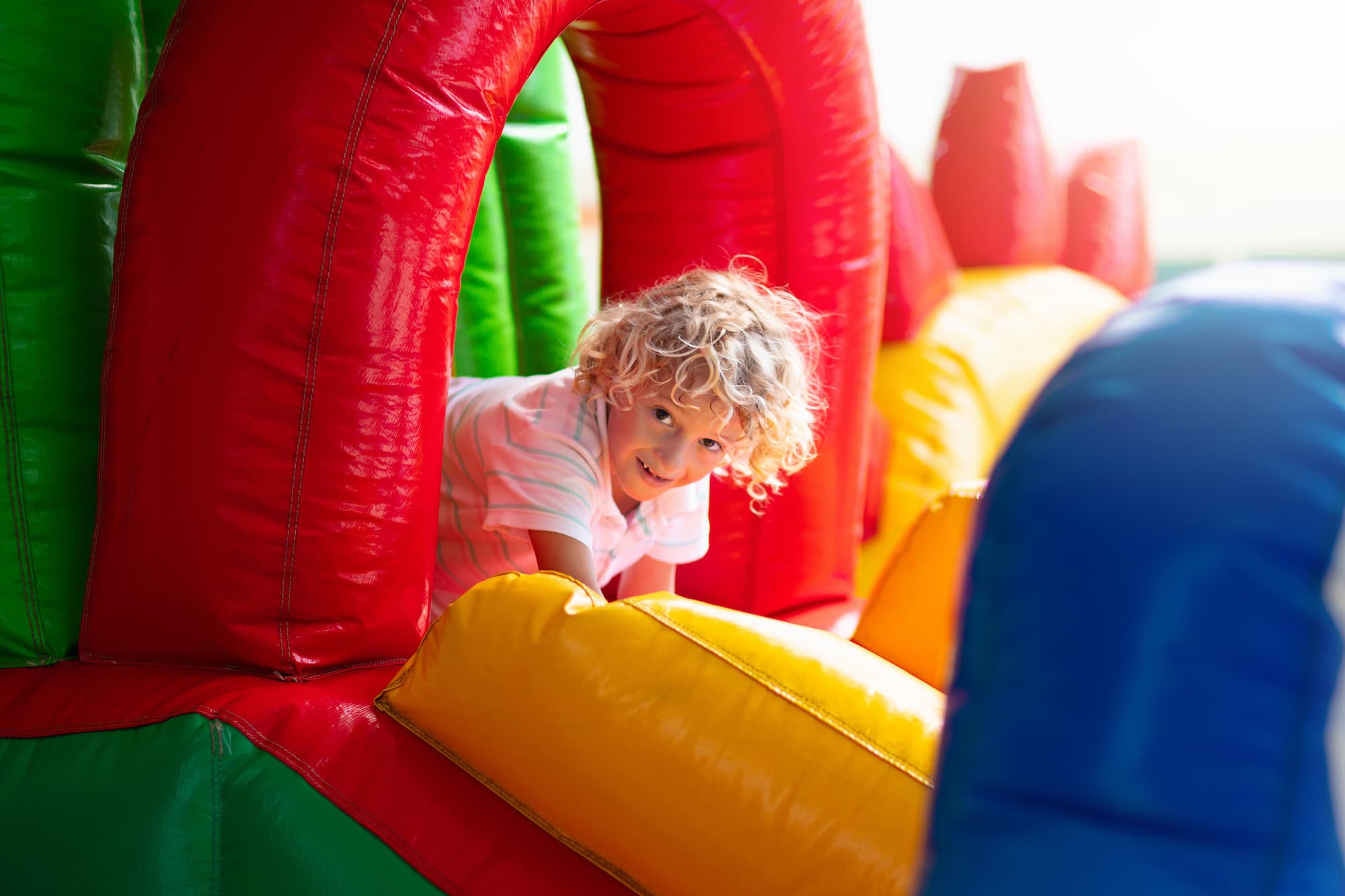 Enfants qui sautent dans un château gonflable – Aveve