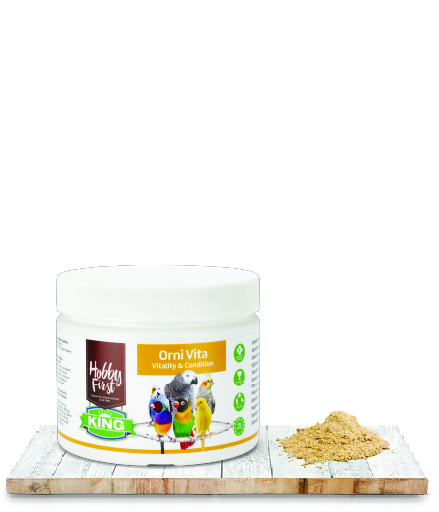 King Orni Vita-Verpackung mit einem Haufen Produktpulver daneben.