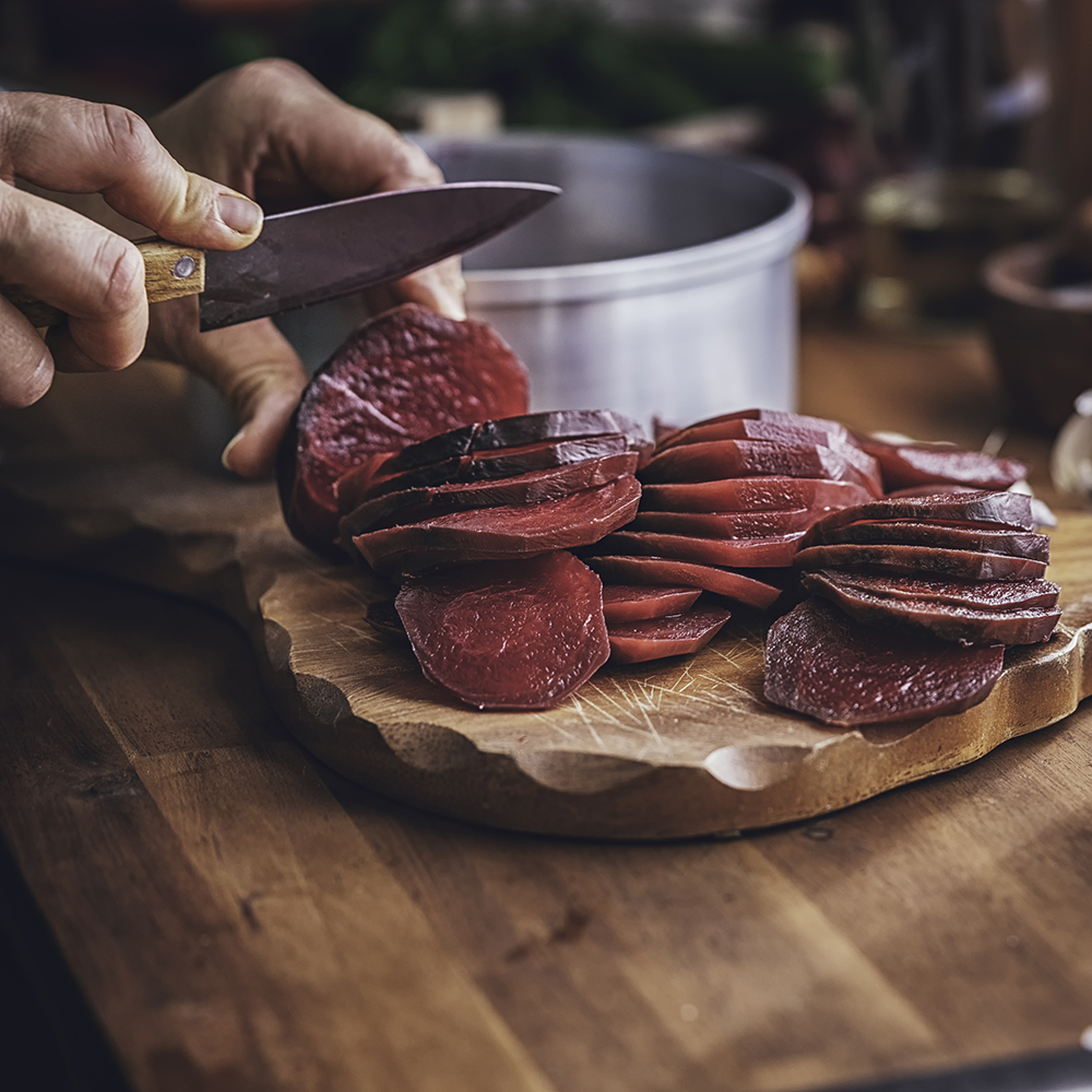 Image de betteraves rouges sur une planche à découper