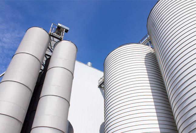 Blick auf die Silos in den blauen Himmel über dem Werk Ichenhausen