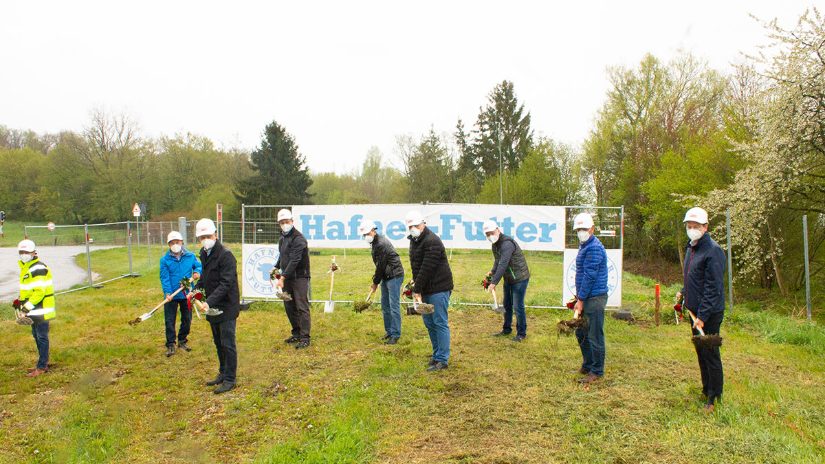 Bild vom Spatenstich von links nach rechts mit Harald Zacher; Hans Hafner; Robert Strobel; Florian Mändle; Wolfgang Kratz; Jürgen Vedder; Christoph Konnerth; Leonhard Ost; Dr. Hans Reichhart