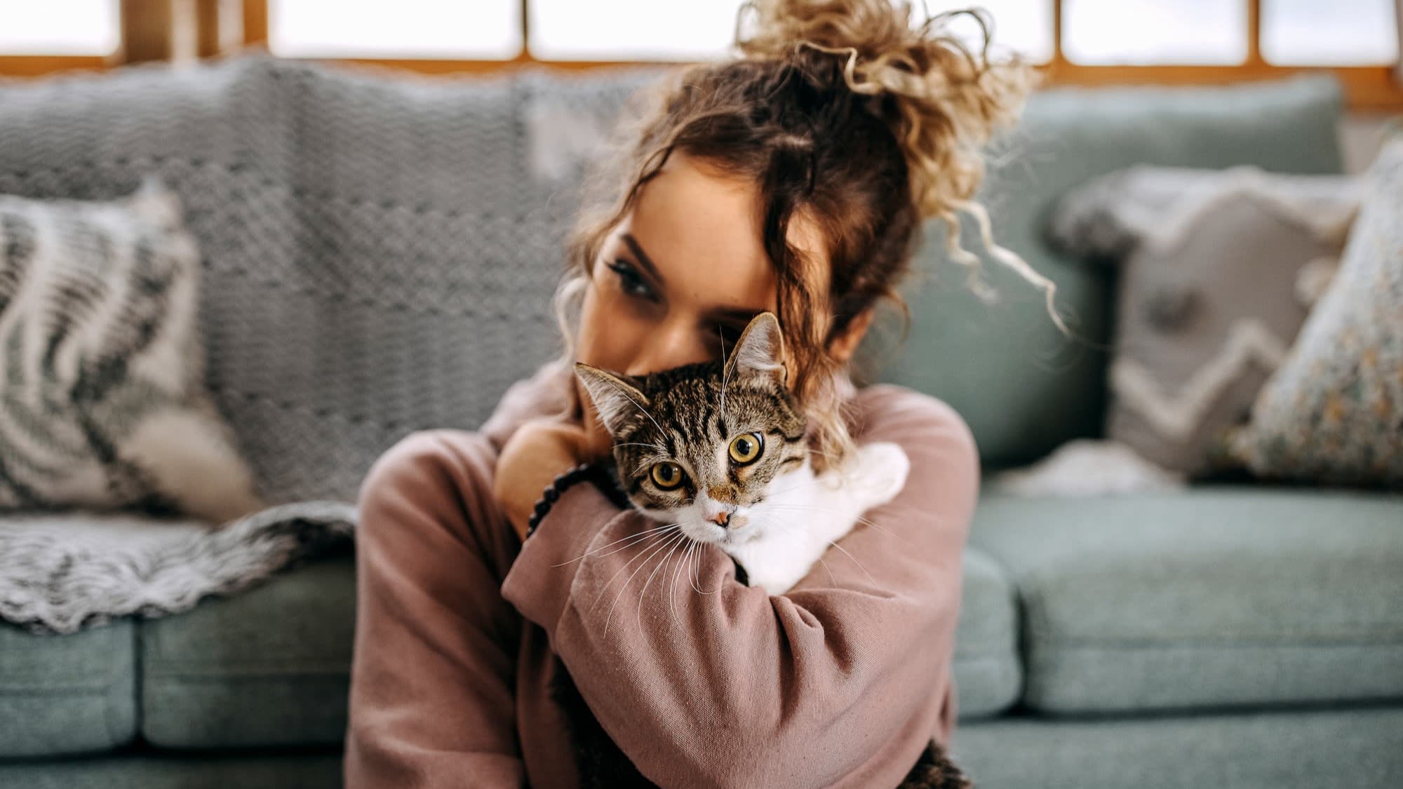 Propriétaire avec son chat dans les bras – Aveve