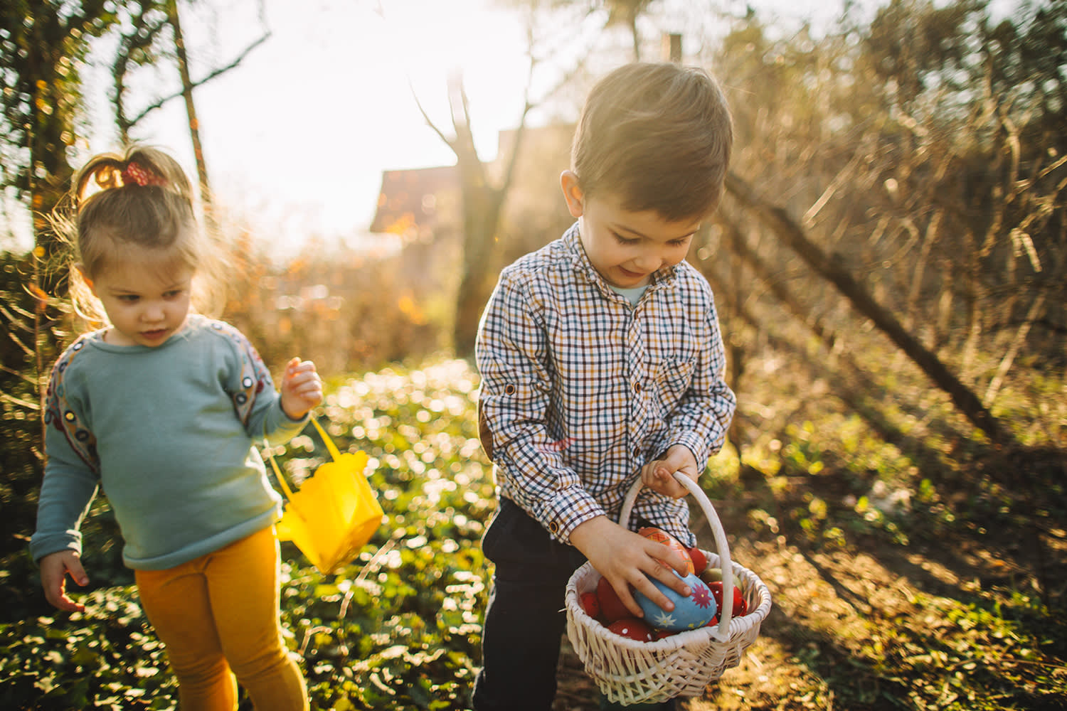 Kinderen op zoek naar paaseitjes in de tuin – Aveve