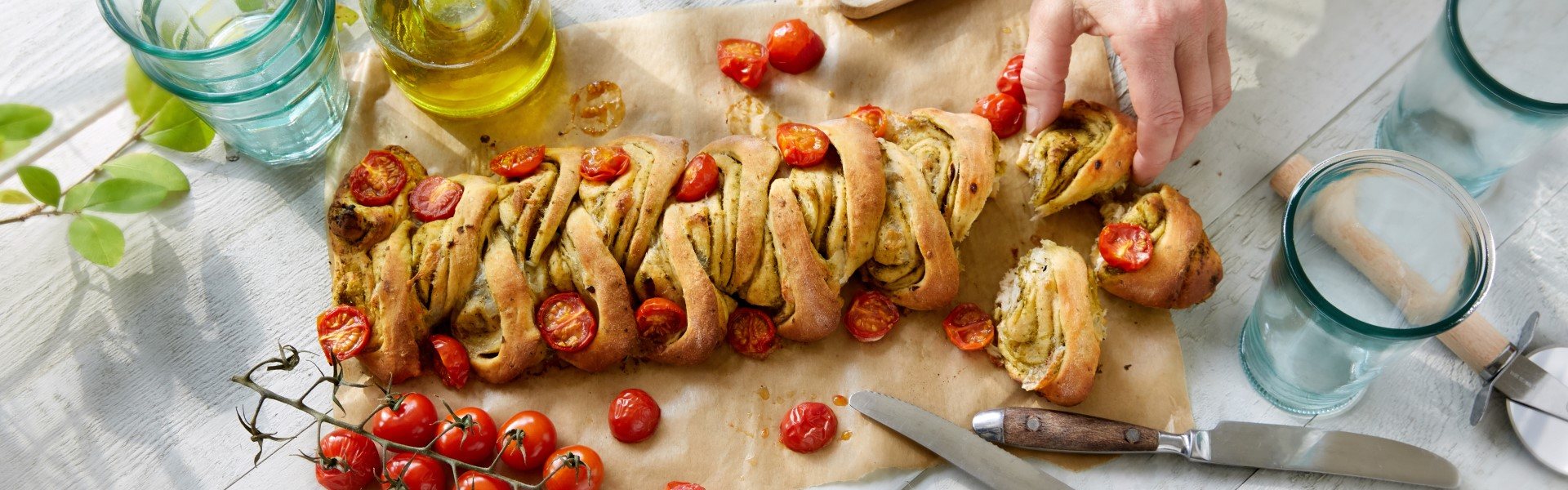 Italiaans fantasiebrood met pesto mozzarella en tomaat 1920x600