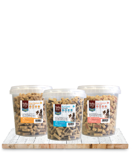 Friandises pour chiens en forme d'os avec une bande colorée au milieu, différents goûts.