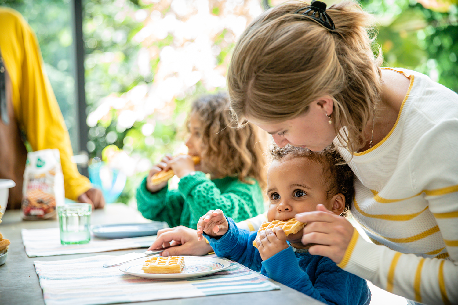 Afbeelding van een gezin dat wafels eet - Aveve