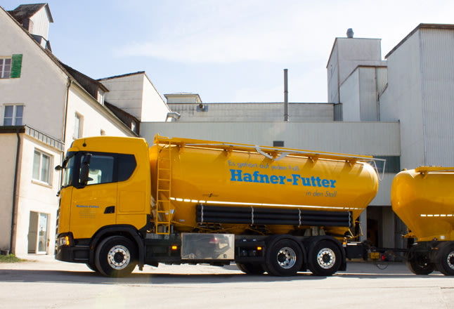 Hafner-Futter-Silozug vor dem Werk Ichenhausen
