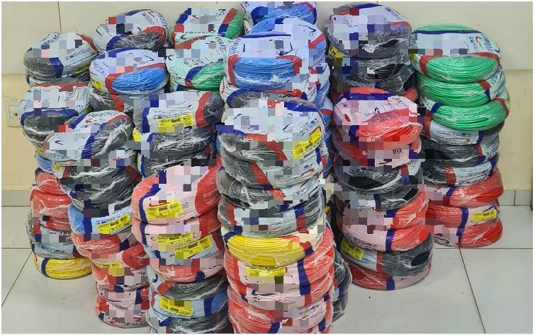 Imepi coleta fios elétricos irregulares em empresa no Centro de Teresina