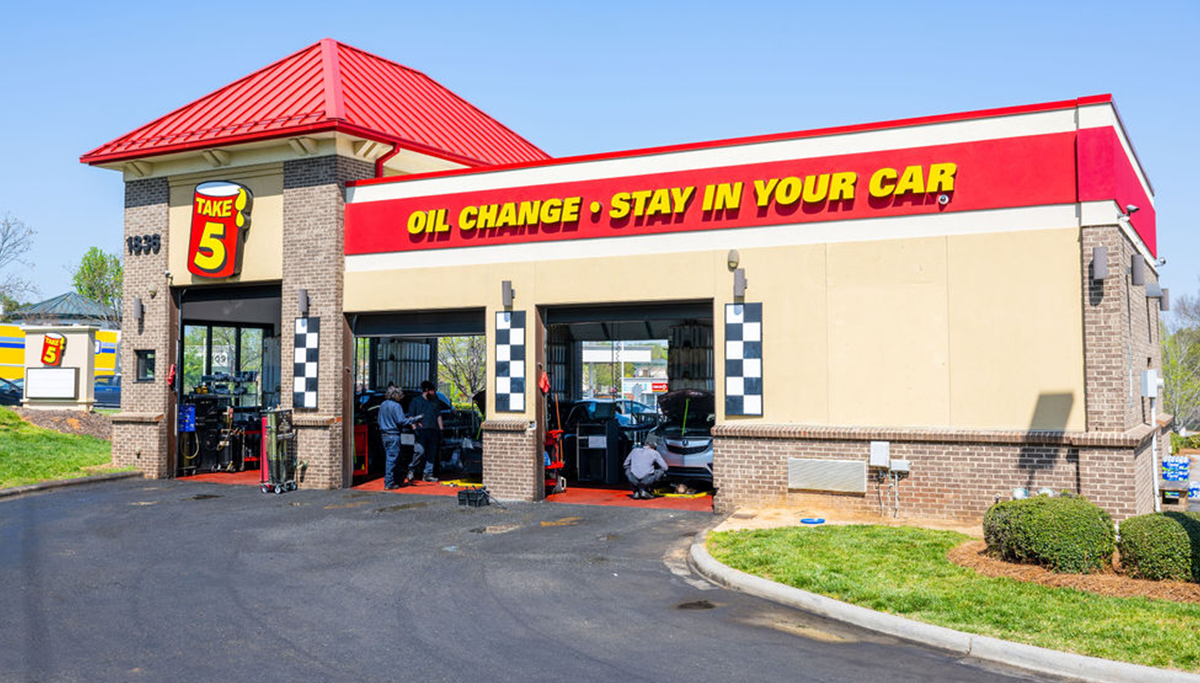 Oil Change Service Lakewood Dr | Take 5 Oil Change℠ 1159