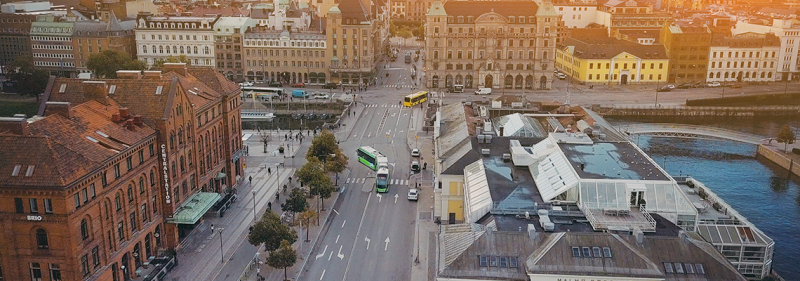 En typisk stadsbild med busstrafik ur fågelperspektiv.