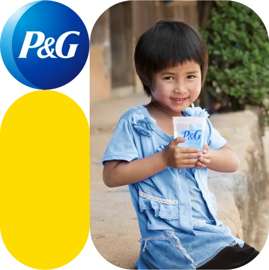 孩子微笑着喝纯净水