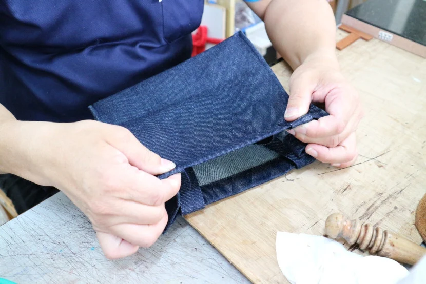 拿著布料的女人