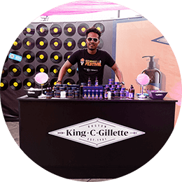 King C Gillette 在 Rock the Bells 音樂節的品牌體驗區，陳列多款理容產品。