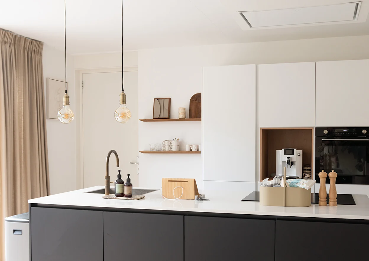 Witte keuken van Style and sugar voor de make-over met verf van Kwantum