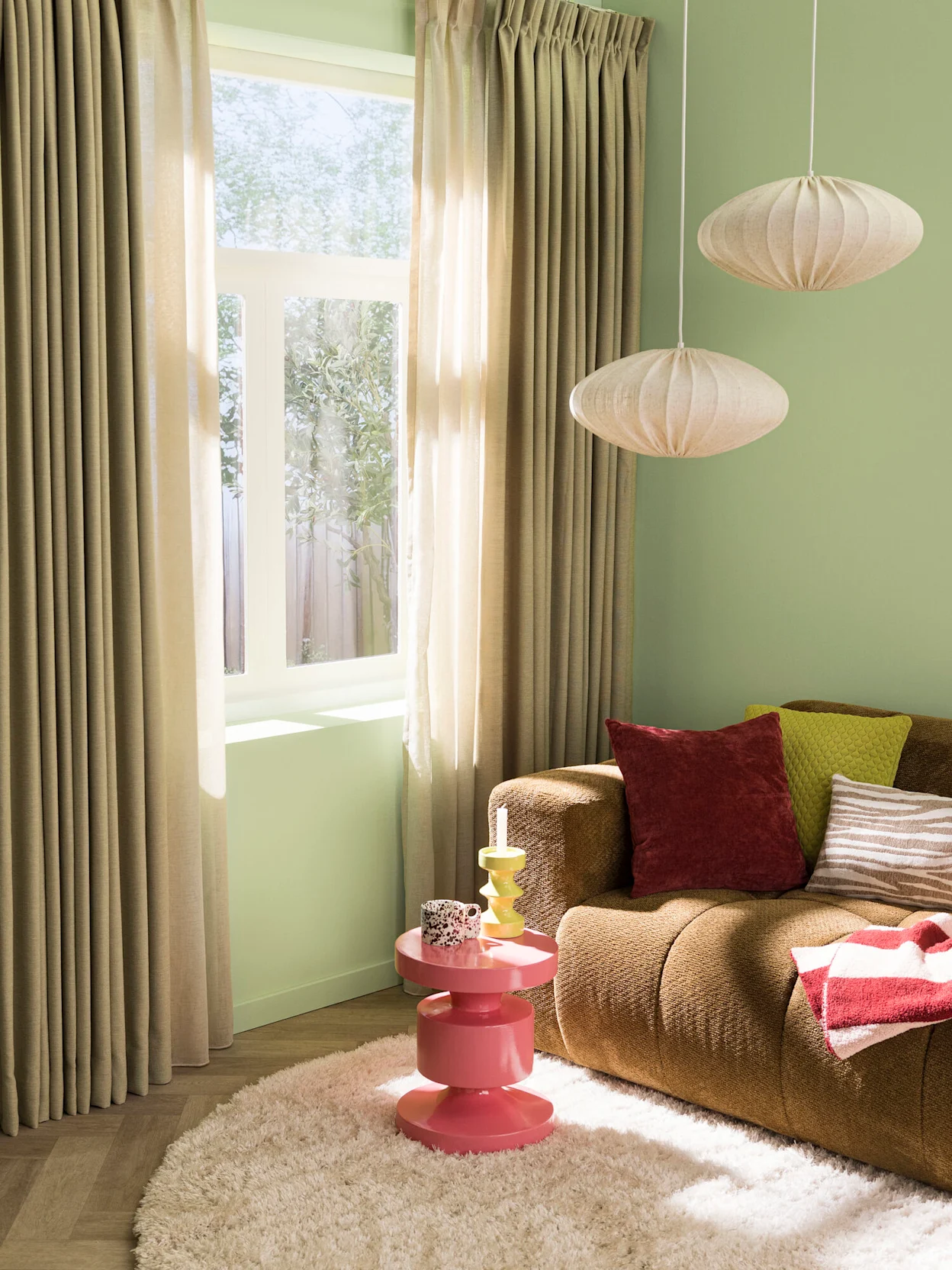 Woonkamer setting met kleurrijke gordijnen in zachgroen en zachtroze