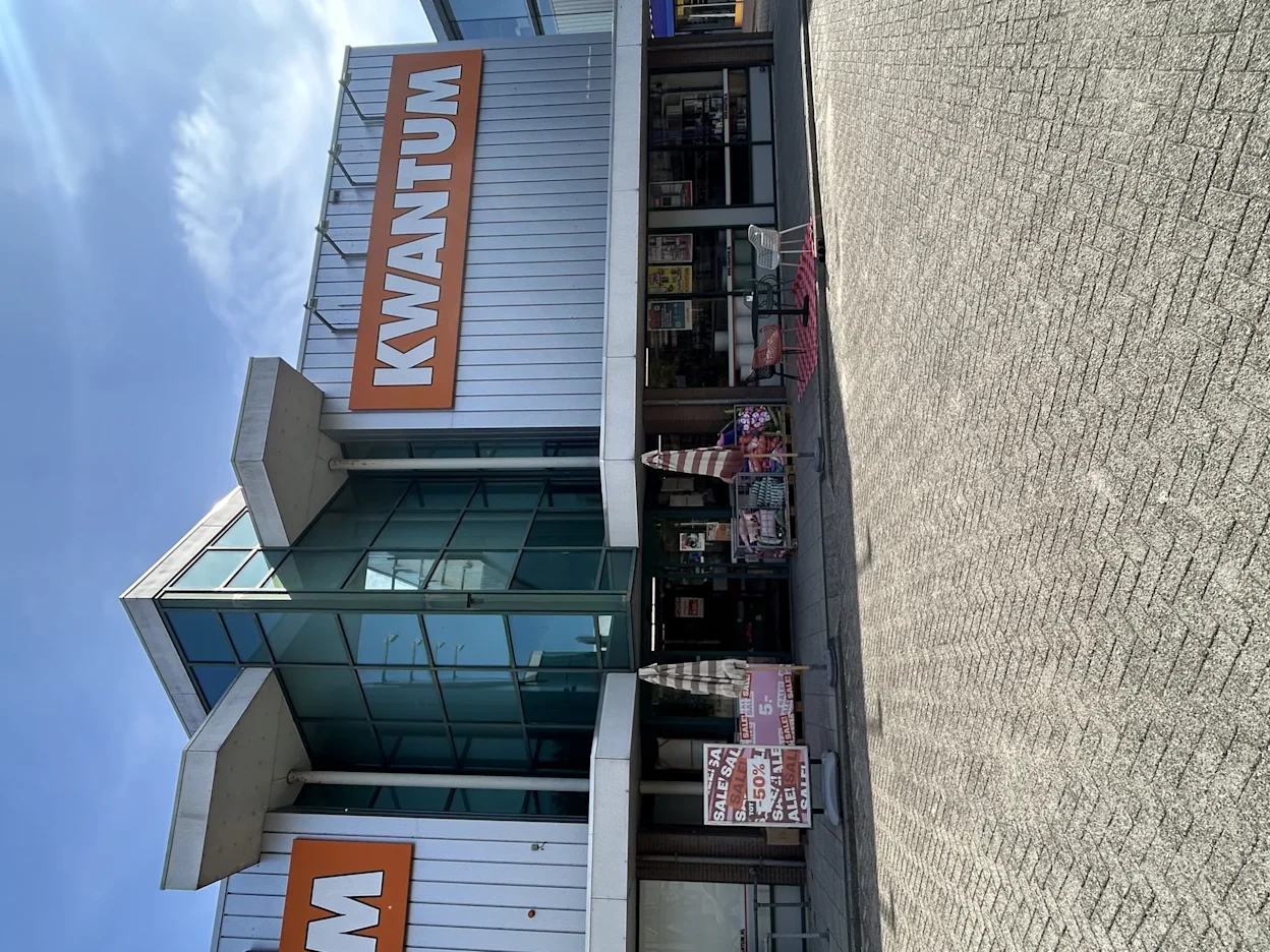 Voorgevel van Kwantum in Zoeterwoude