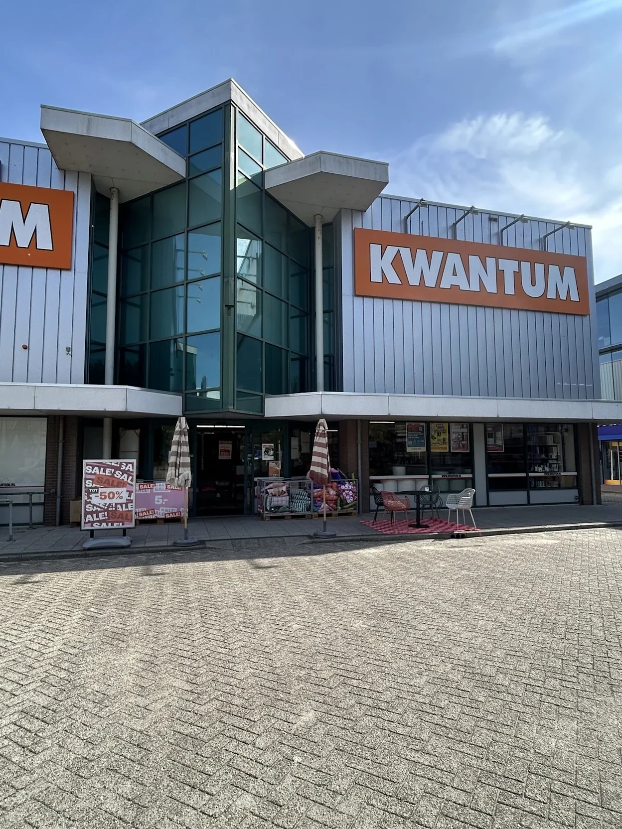 Voorgevel van Kwantum in Zoeterwoude