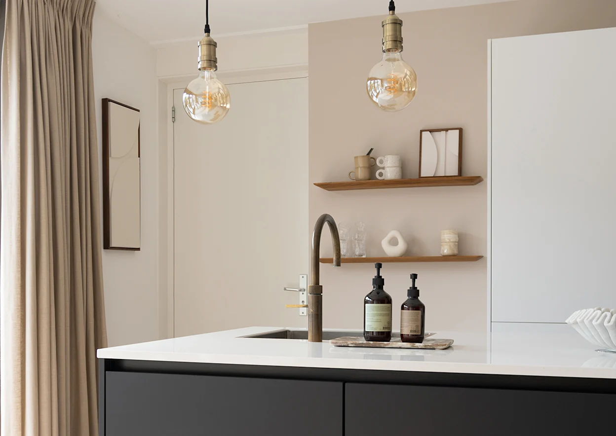 Keukenmake-over van blogger Styleandsugar met beige verfkleur Biscuit van Kwantum