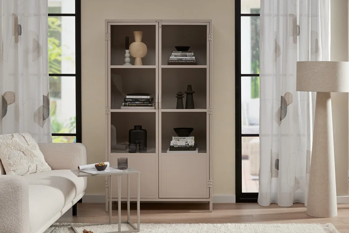 Beige servieskast in woonkamer