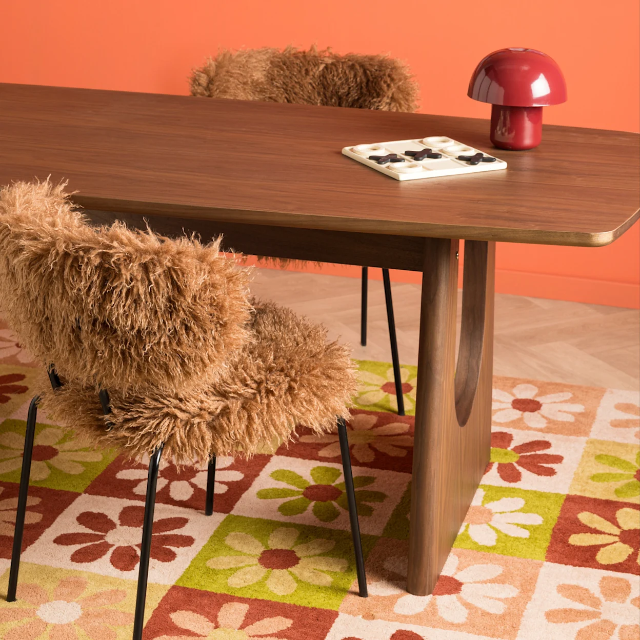 Eetafel met harige stoelen en opvallend vloerkleed