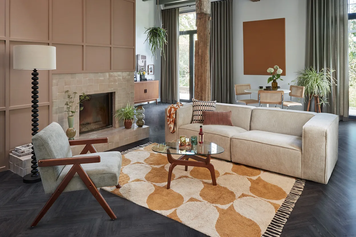 Donkere vloeren zorgen voor een warme, luxe uitstraling en creëren meer contrast in het interieur.