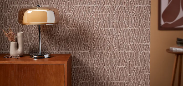 Sfeersetting van een bordeaux behang met retro uitstraling, een houten kastje en een glazen tafellamp