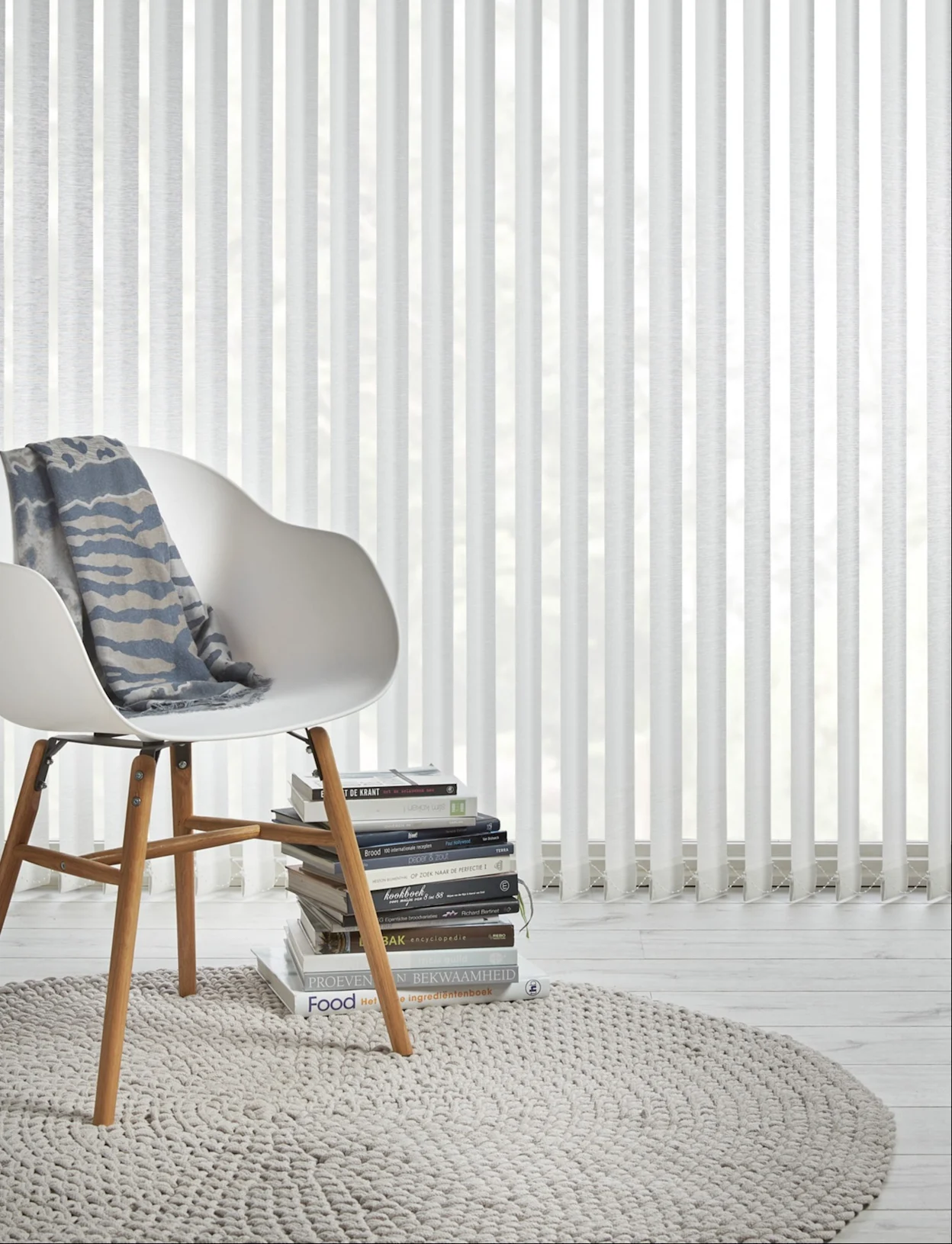 witte lamellen, vloerkleed, stoel