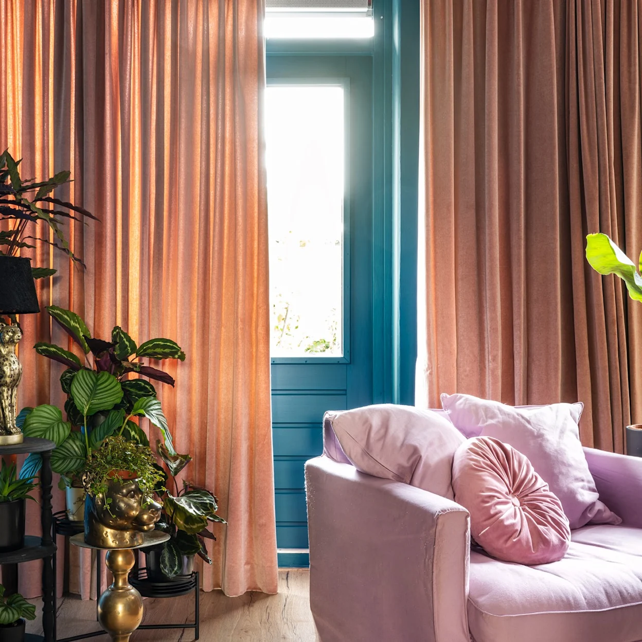 Roze velours gordijnen voor een luxe sfeer in je woonkamer