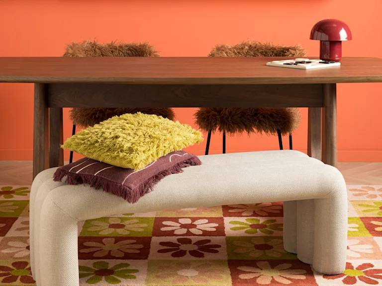 Kleurrijke eetkamer met harige stoelen en eetkamerbankje